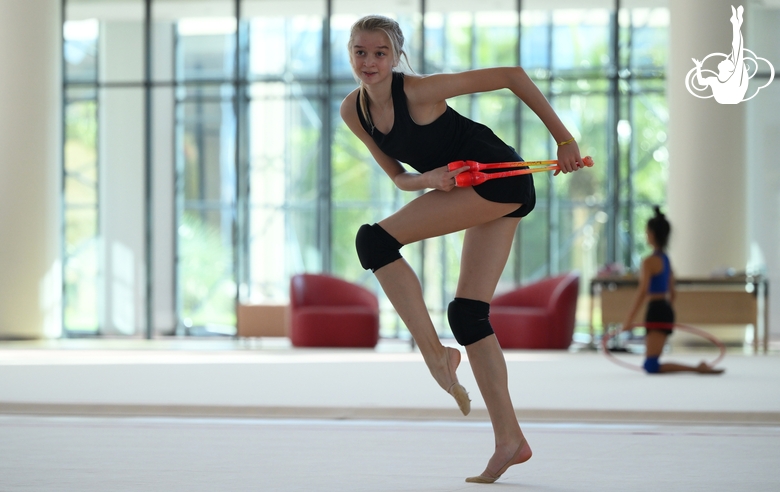 Александра Борисова во время упражнения с булавами
