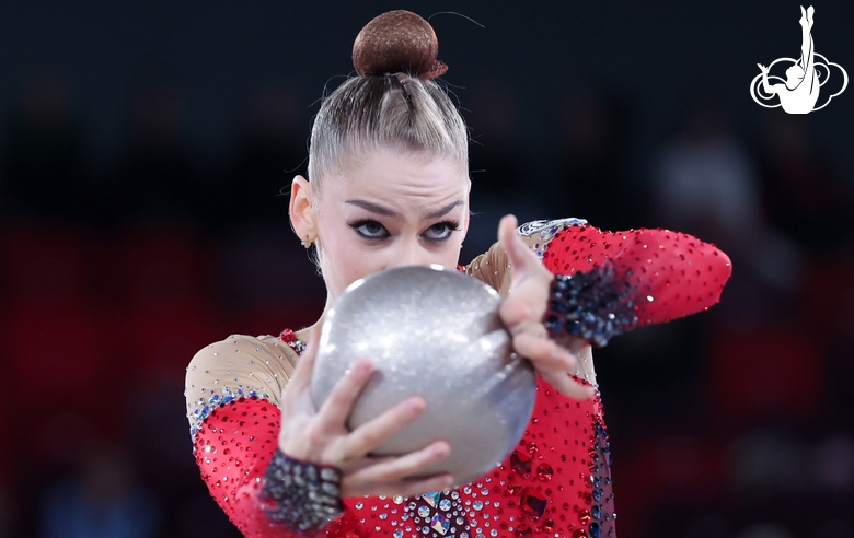 Дарья Грохотова во время упражнения с мячом