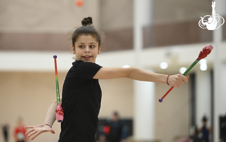 Каролина Тарасова во время упражнения с булавами