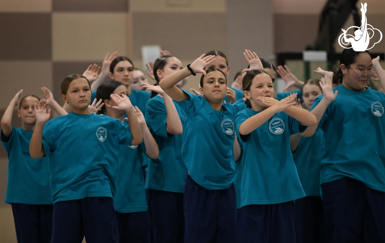 Участники интенсива студии танца Аллы Духовой TODES во время флешмоба