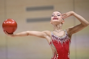 Диана Котловская во время упражнения с мячом