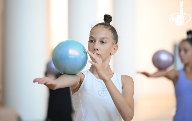 Гимнастка во время занятия на учебно-тренировочных сборах в Академии
