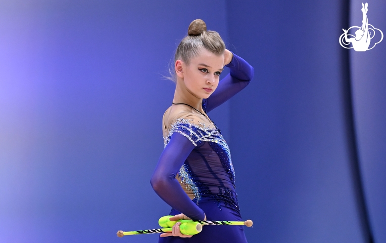 Александра Борисова во время выполнения упражнения с булавами на всероссийском турнире «Кубок "Небесная грация"»