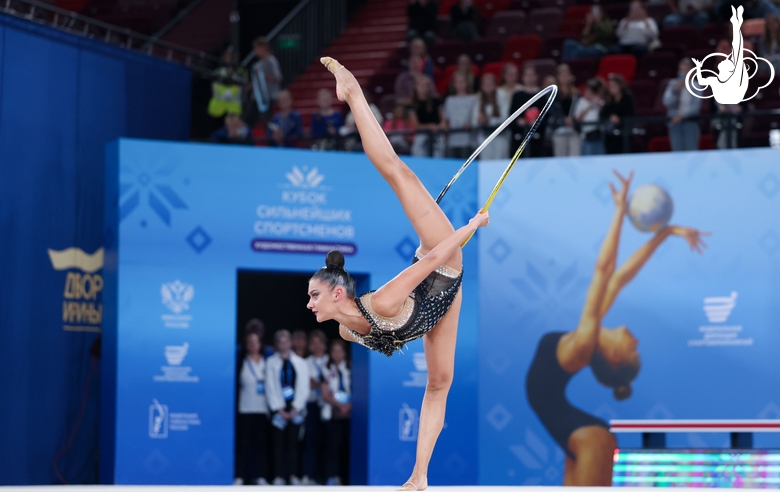 Алина Горносько во время упражнения с обручем