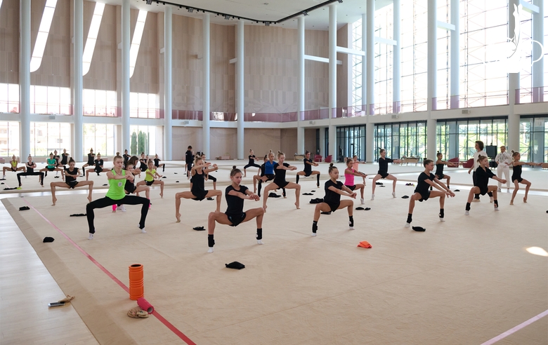 Гимнастки во время восстановительных сборов в Академии