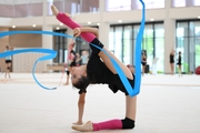 Анна Вакуленко во время упражнения с лентой