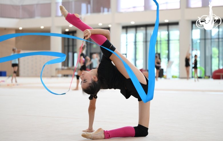 Анна Вакуленко во время упражнения с лентой