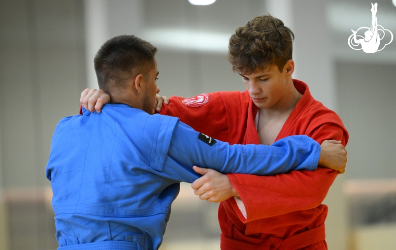 Участники сборов во время тренировки в Академии единоборств