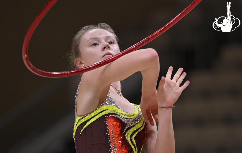 Алиса Медведева во время упражнения с обручем