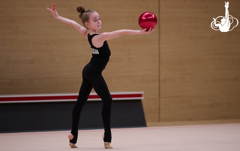 Сабрина Кулиш во время упражнения с мячом
