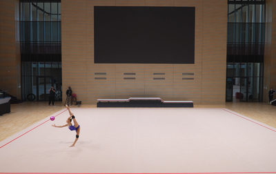 Алина Кабаева вместе с тренерами разбирает элементы, которые не получились у Яны Заикиной при прогоне