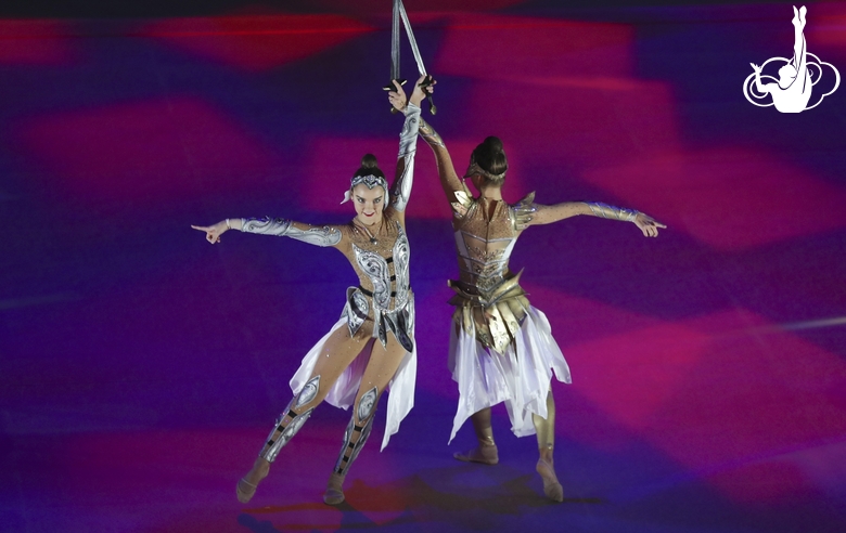 Показательный номер Арины и Дины Авериных на закрытии турнира «Небесная грация»-2021