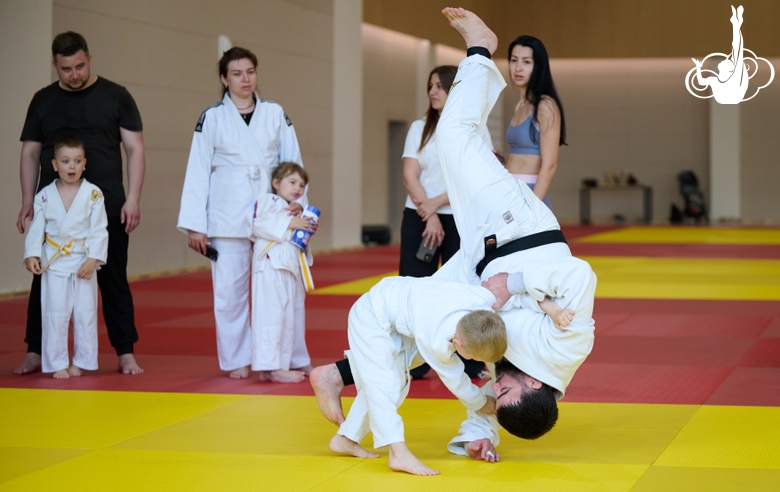 Олимпийский чемпион 2012 года Мансур Исаев с участником фестиваля дзюдо