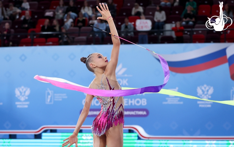 Яна Заикина во время упражнения с лентой