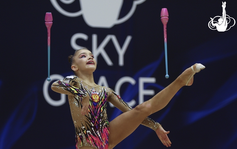 Ксения Савинова во время упражнения с булавами