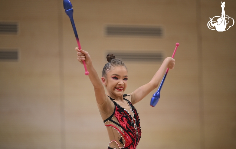 Ксения Савинова во время упражнения с булавами в Академии художественной гимнастики «Небесная грация» Алины Кабаевой