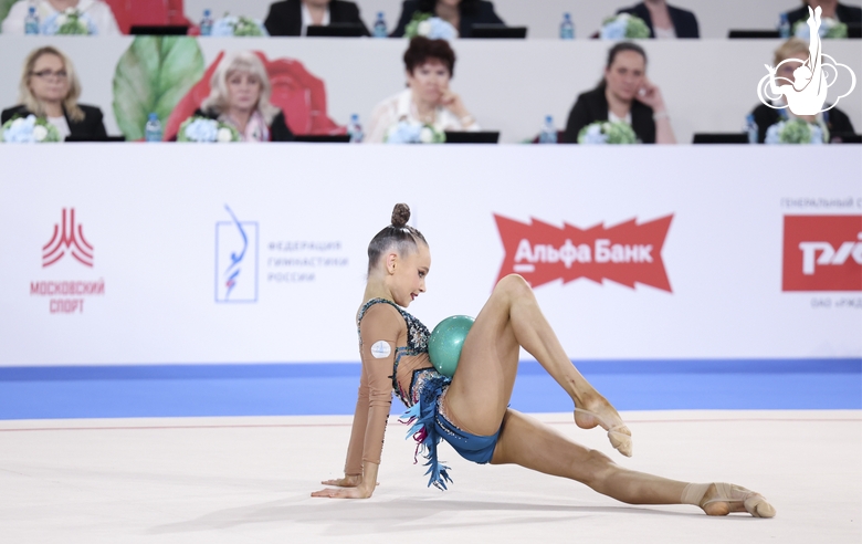 Яна Заикина во время упражнения с мячом