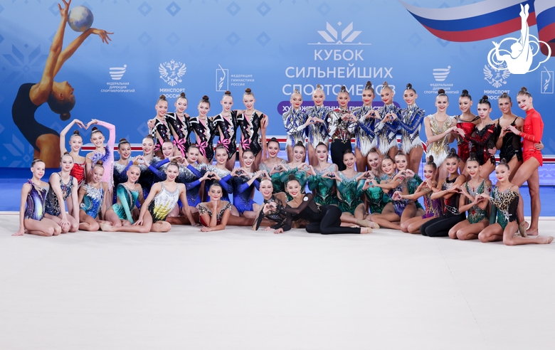 Участницы соревнований после церемонии награждения