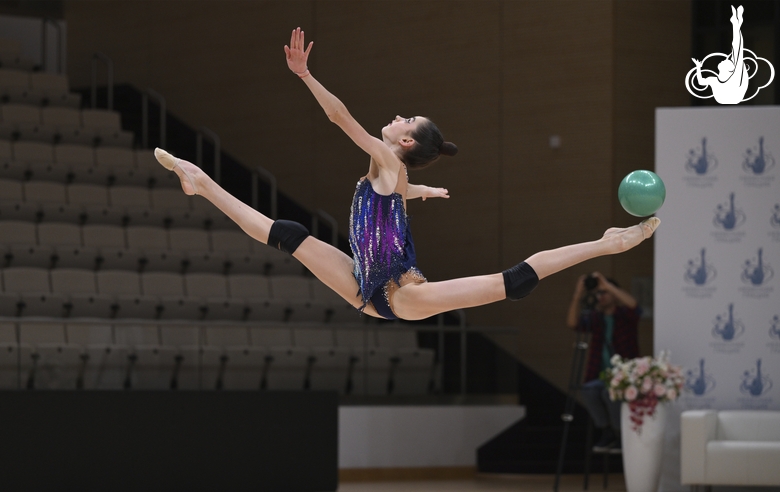 Анна Вакуленко во время упражнения с мячом