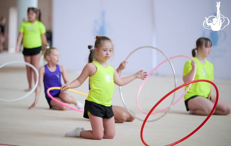 Участницы сборов во время тренировки