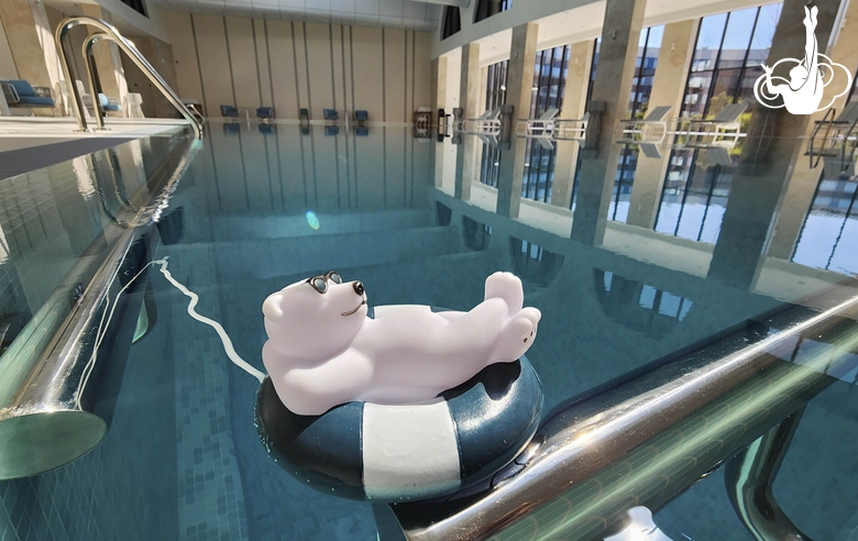 Территория бассейна в Академии