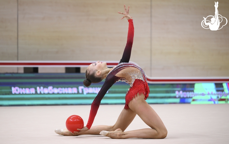 Мирослава Монина во время упражнения с мячом