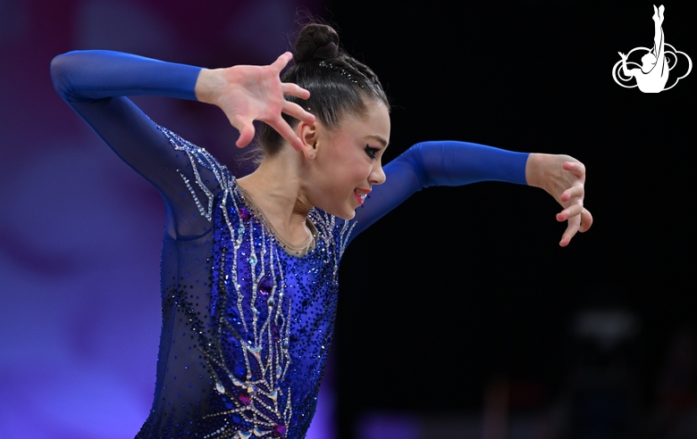 Ульяна Янус во время упражнения с обручем