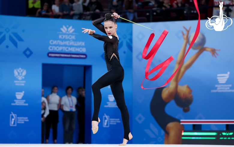 Мария Борисова во время упражнения с лентой