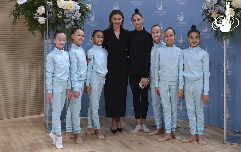 Олимпийская чемпионка Алина Кабаева и участницы турнира для партнеров Международной Ассоциации клубов «Небесная грация»
