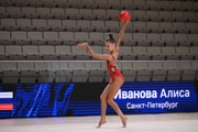 Алиса Иванова во время упражнения с мячом