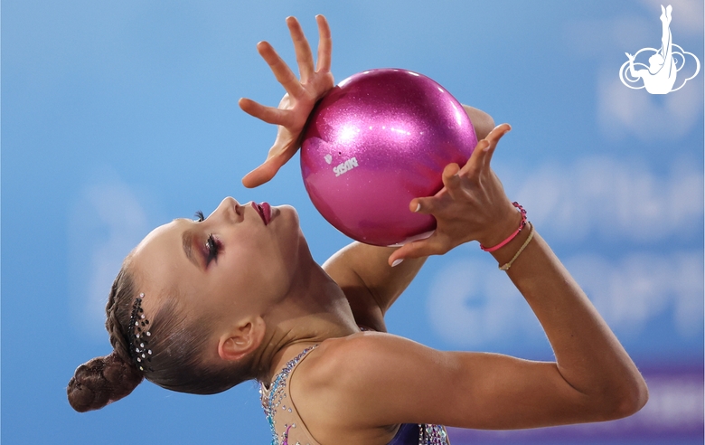 Яна Заикина во время упражнения с мячом