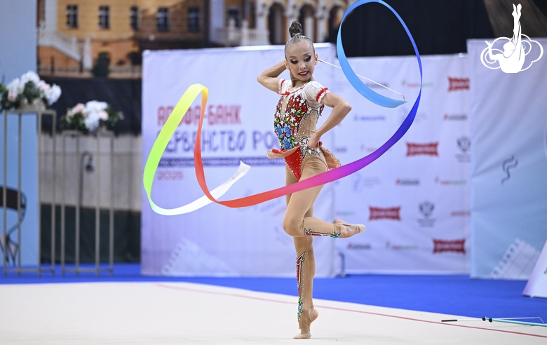 Вероника Малинина во время упражнения с лентой