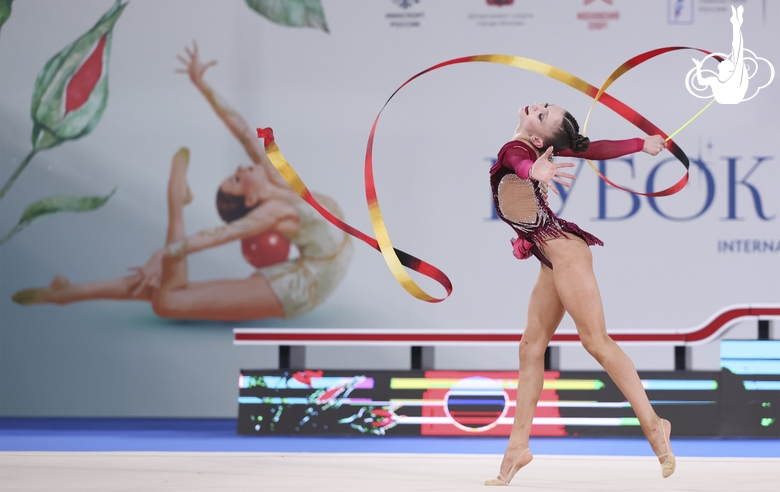 Арина Ковшова во время упражнения с лентой