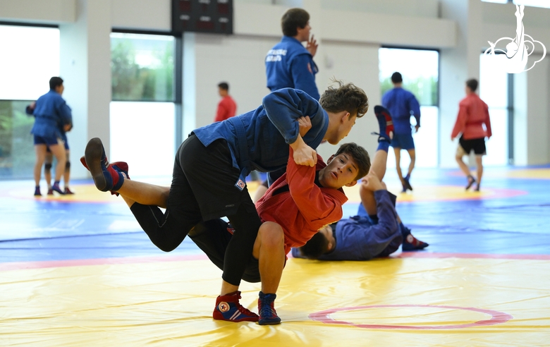 Участники сборов во время тренировки в Академии единоборств