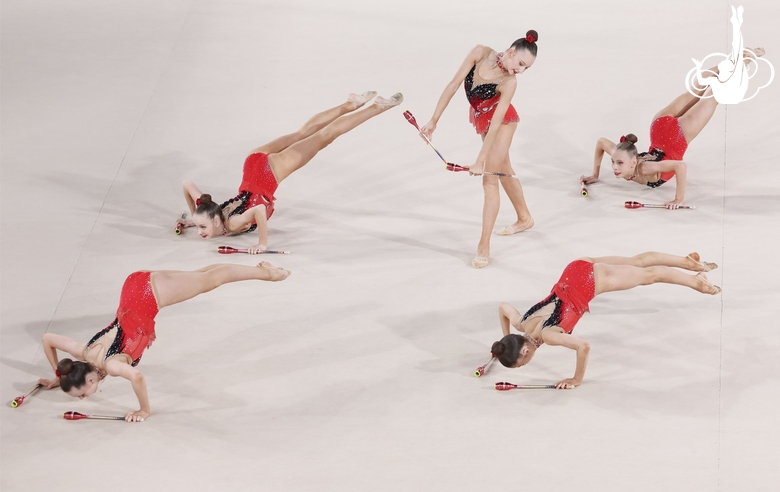 Групповички ЦХГ «Жемчужина» из Санкт-Петербурга во время упражнения с булавами