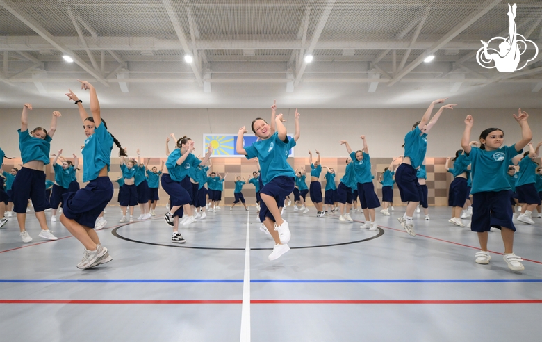 Участники интенсива студии танца Аллы Духовой TODES во время флешмоба