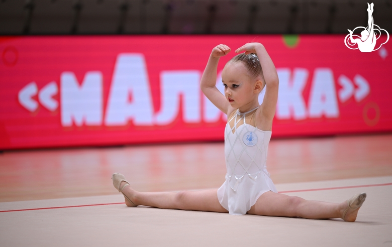 Юная гимнастка на турнире «мАлинка»