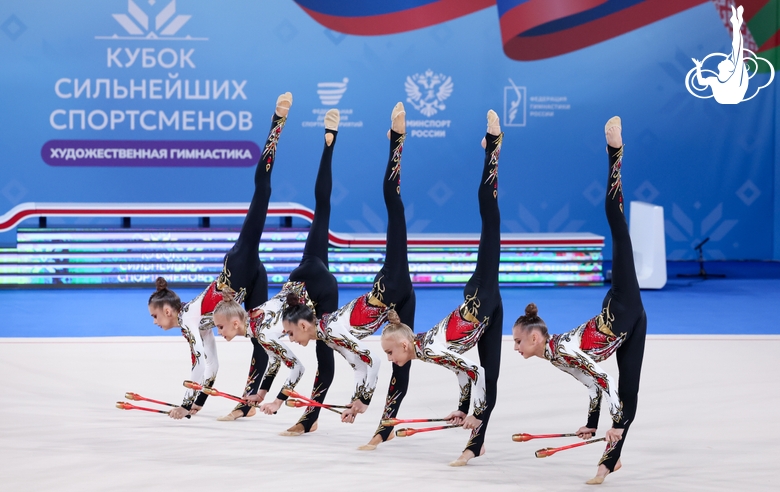 Команда сборной РФ — «Небесной грации» во время упражнения с булавами