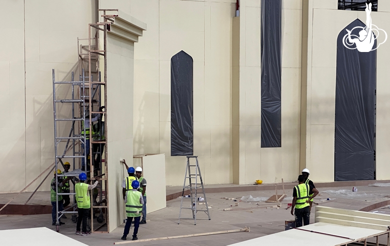 Монтаж декораций международного турнира «Кубок "Небесная грация"» в Дохе