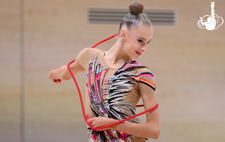 Гимнастка во время упражнения со скакалкой