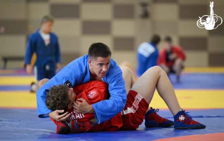 Участники сборов во время тренировки в Академии единоборств