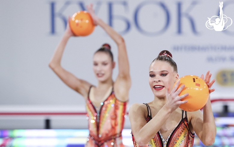 Групповички Кемеровской области — Кузбасса во время упражнения с обручами и мячами