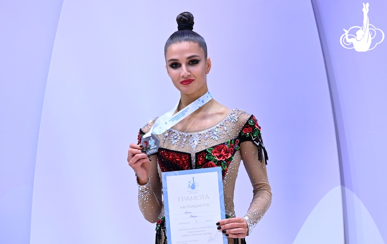 Анна Ткачук после церемонии награждения на всероссийском турнире «Кубок "Небесная грация"»