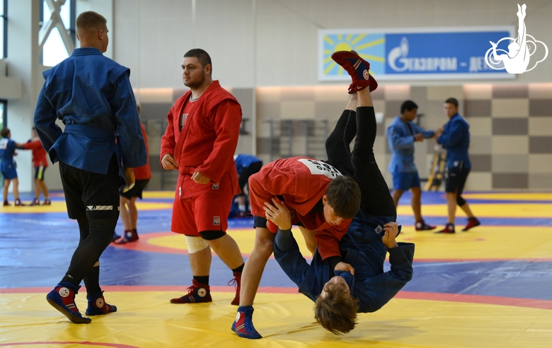 Участники сборов во время тренировки в Академии единоборств