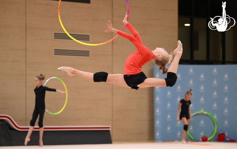 Гимнастка во время упражнения с обручем на опробовании ковра в Академии художественной гимнастики «Небесная грация» Алины Кабаевой