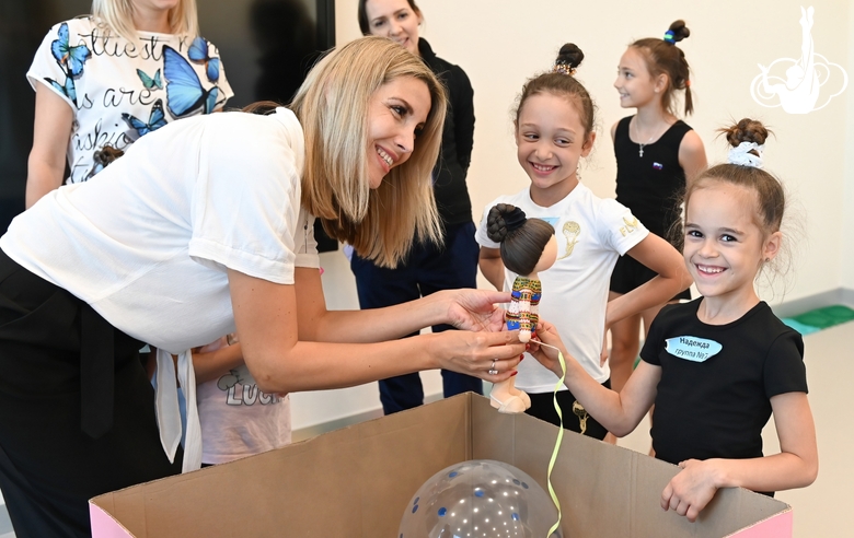 Юные гимнастки в учебном классе Академии