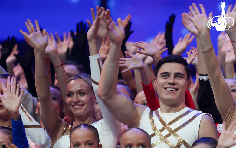 Участники фестиваля на параде