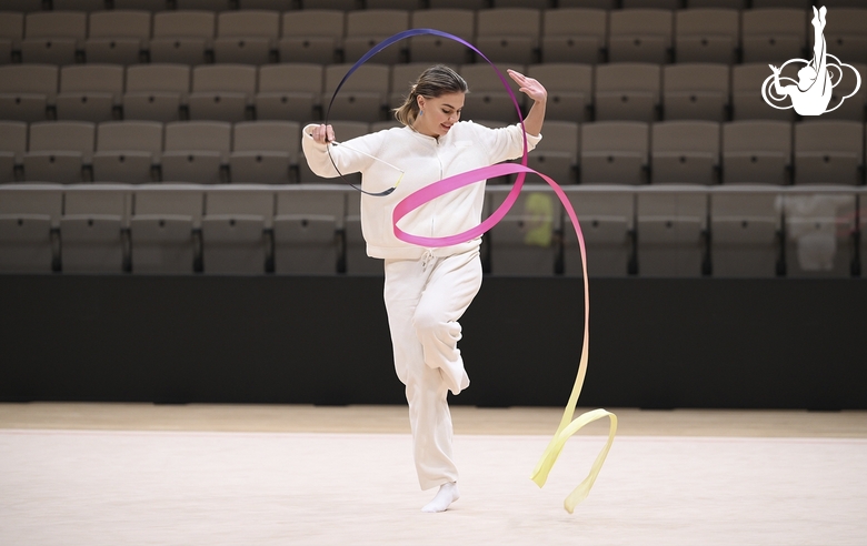 Олимпийская чемпионка Алина Кабаева провела тренировку с воспитанницами Академии перед «Кубком "Небесная грация"» в Катаре