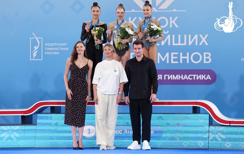 Пьедестал финала в упражнении с обручем среди сениорок