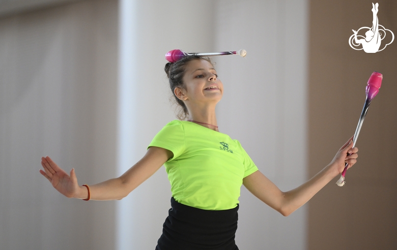 Каролина Тарасова во время упражнения с булавами